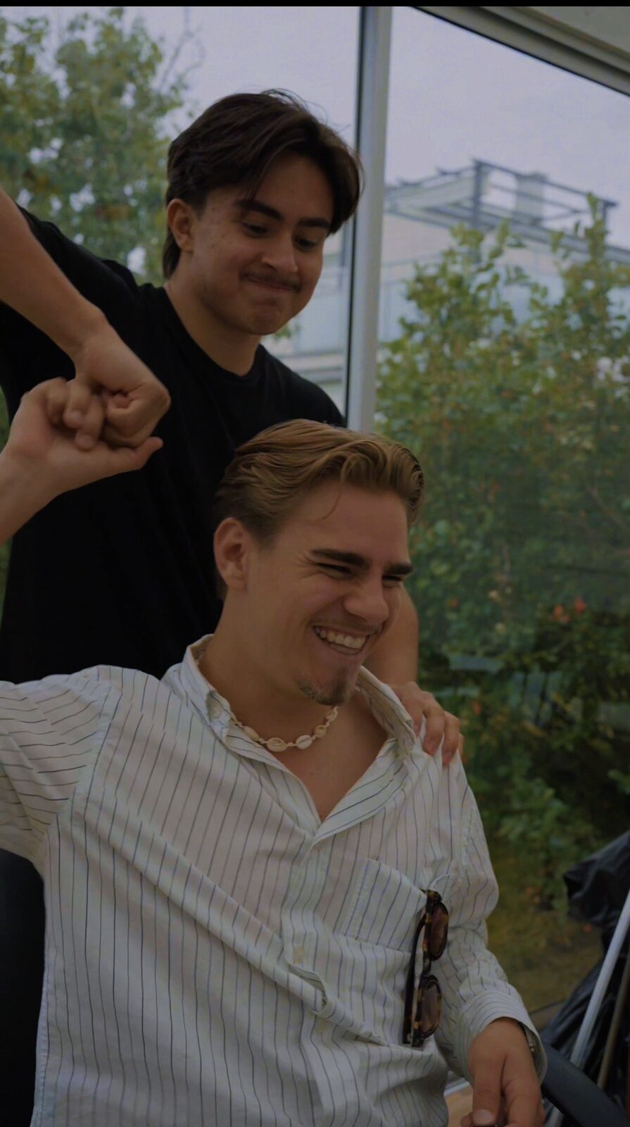 Liamo Barber koncentrerad under klippning